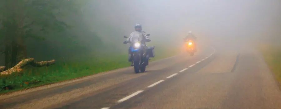 Â¿Pueden llevar las motocicletas la luz antiniebla delantera?