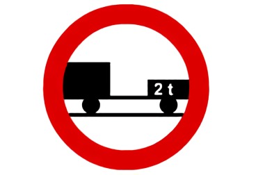 Señal R-112 Entrada prohibida a vehículos de motor con remolque, que no sea un semirremolque o un remolque de un solo eje