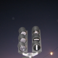 ¿Qué significa una franja blanca horizontal en un semáforo para tranvías y autobuses?
