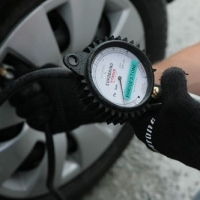 ¿Con qué aparato se mide la presión de los neumáticos?