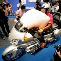 ¿Pueden llevar algunas motocicletas sistemas de estabilidad de frenado o airbag?