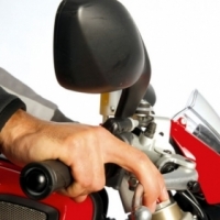 En una motocicleta con mandos independientes para cada uno de los frenos, ¿dónde se acciona generalmente el freno delantero?