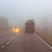 Con niebla que reduce sensiblemente la visibilidad, ¿está permitido conducir solo con los alumbrados de posición y corto alcance?