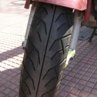 ¿Qué condiciones deben tener los neumáticos de una motocicleta?