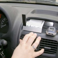 ¿Está permitido conducir utilizando el dispositivo manos libres?