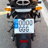 ¿Cuántas placas de matrícula debe llevar una motocicleta?