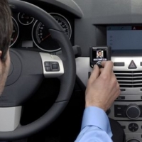 Hablar por teléfono con el dispositivo de manos libres durante la conducción…