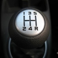 Al estacionar un vehículo provisto de caja de cambios manual en una pendiente descendente, ¿qué velocidad dejará colocada?