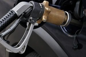 Antes de cargar combustible en el depósito de su vehículo, será necesario: