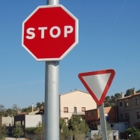 La señal de STOP, ¿obliga siempre a detenerse?