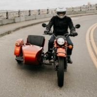 ¿El permiso de conducir Clase A1 autoriza la conducción de motocicletas con sidecar?