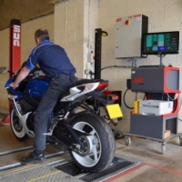 ¿Cuándo debe pasar una motocicleta la primera inspección técnica periódica?
