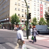 ¿Se puede adelantar en un paso para peatones señalizado?