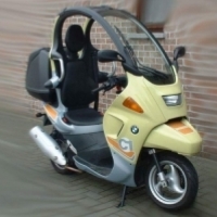 El conductor de una motocicleta que cuenta con estructura de autoprotección y cinturón de seguridad, ¿está obligado a utilizar casco?