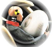 Los airbags, entre otras funciones, protegen de…