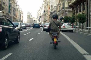 Los conductores de ciclomotores, ¿están obligados a llevar casco de protección por vías urbanas?