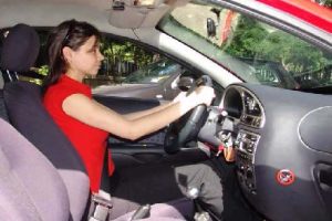 ¿Puede la postura del asiento influir en la eficacia del cinturón de seguridad?