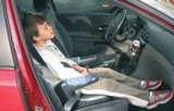 un niño menor de 12 años y con una estatura de 125 cm, ¿puede viajar en el asiento delantero de un turismo sin un dispositivo de retención homologado?