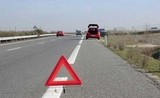 Al inmovilizar un vehículo en una autopista es obligatorio señalizar la presencia del mismo…