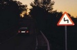 el conductor de un vehículo inmovilizado en la calzada o arcén de una travesía insuficientemente iluminada, entre la puesta y la salida del sol, está obligado a…