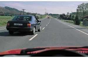 Cuando circule por una carretera, ¿cuándo se puede adelantar por la derecha?