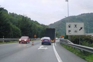 En una carretera convencional, con un arcén pavimentado de 1,50 metros de ancho, está prohibido circular a los turismos a una velocidad inferior a…
