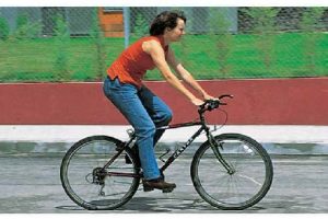 El ciclista, ¿puede quitarse el casco en vías interurbanas?