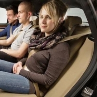 El cinturón de seguridad en los asientos traseros…