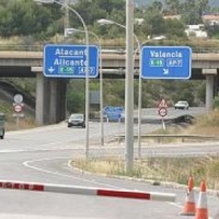 ¿De qué color es la señal que indica la entrada a autopista o autovía?