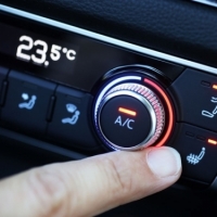 ¿Puede influir en el tiempo de reacción del conductor una temperatura muy alta dentro del habitáculo del vehículo?
