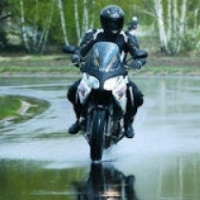 Si circula conduciendo su motocicleta con lluvia intensa, ¿existe peligro de aparición de «aquaplaning»?