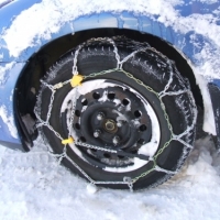 Hay nieve y sólo tiene cadenas para dos ruedas.¿Dónde debe ponerlas?