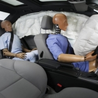 Además del de la parte delantera, ¿Existen otro tipo de airbags para el vehículo?