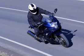 Con una motocicleta de hasta 125 centímetros cúbicos, ¿a qué velocidad máxima puede circular por una autovía?