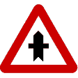 Al aproximarnos a una intersección cuya preferencia de paso está indicada por esta señal, ¿debemos ceder el paso a algún vehículo?