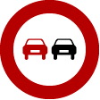 ¿A qué camiones prohíbe el adelantamiento esta señal?.