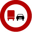 Conduce usted un autobús. A la vista de la señal, ¿puede adelantar al camión que circula delante de usted?