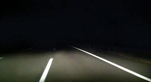 Cuando su vehículo quede inmovilizado de noche en el arcén de esta vía, ¿qué luces debe dejar encendidas?