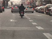 ¿Es correcta la posición del ciclomotor en la calzada si quiere cambiar de dirección hacia la derecha?