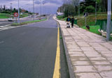 En el lado derecho de esta vía, en toda la longitud de la línea amarilla pintada sobre el pavimento…