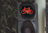 El conductor de un ciclomotor, ¿debe detenerse ante este semáforo?.