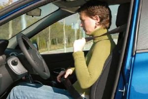 Si su vehículo dispone de airbag, ¿es obligatorio llevar abrochado el cinturón de seguridad?