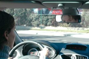 Mientras conduce, ¿es necesario utilizar los espejos retrovisores con regularidad?