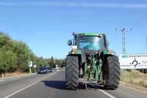 ¿Qué indica la señal rotatoria en los tractores agrícolas?