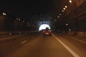 Conduce un turismo por el interior de un túnel en el que está prohibido adelantar, ¿qué distancia de seguridad debe mantener con el vehículo que circule delante?