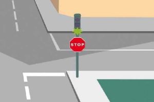 En una intersección hay un semáforo en verde y una señal de stop, ¿a cuál se debe obedecer?