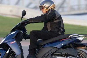 Es conveniente que el traje del conductor o pasajero de una motocicleta sea…