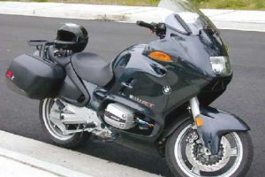 Una motocicleta que alcanza una velocidad superior a 100 kilómetros por hora, debe llevar obligatoriamente…