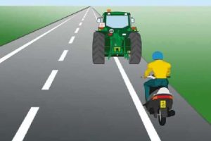 En una vía interurbana, ¿puede adelantar un ciclomotor a un tractor agrícola que circula por el arcén?