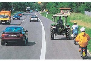 El tractor agrícola de la fotografía, de MMA inferior a 3500 kg., ¿circula correctamente?